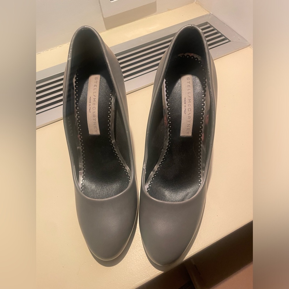 Gray leather Stella shoes